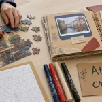 Loisirs créatifs pour personnes agées : puzzle et scrapbooking, mains en atelier créatif