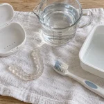 Faut il faire tremper son appareil dentaire la nuit : eau tiède, bac et boîte